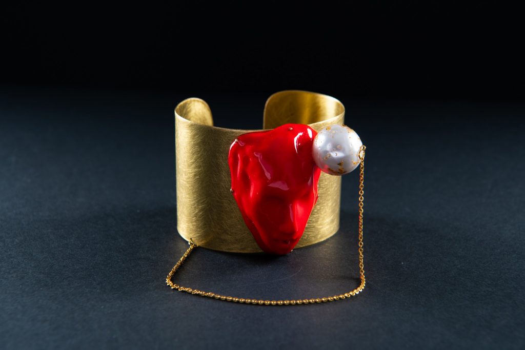 Bratara portret rosu cu perla-bijuterie-maria-filipescu